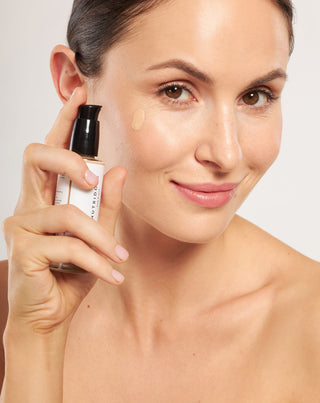 Leuchtende, feuchtigkeitsspendende Foundation mit Hyaluronsäure für sehr leichte Nutridome-Haut - 4